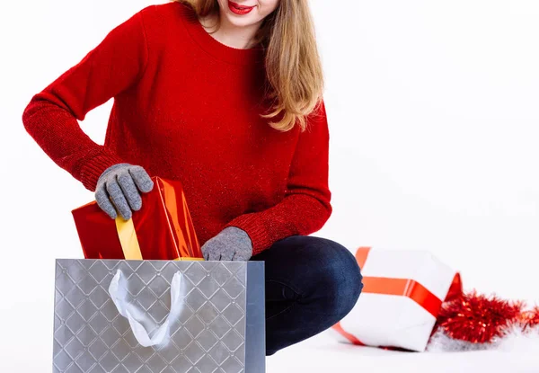 Primer plano: mujer empacando sus regalos de Navidad — Foto de Stock