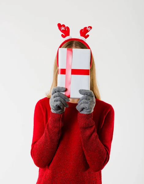 Mujer cubriendo su rostro con un regalo — Foto de Stock