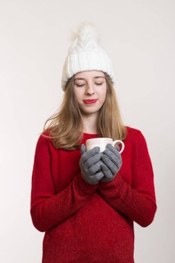 Bir sıcak çay Kupası tutan kadın