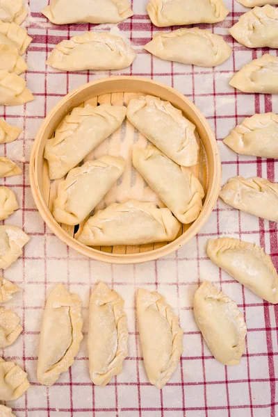 Lezzetli köfte buğulama için hazır.