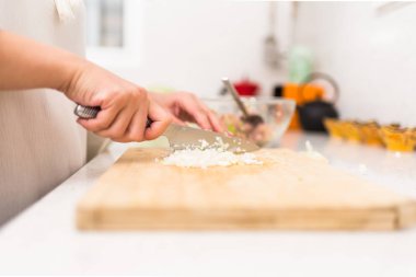 Mutfakta soğan kesme eller