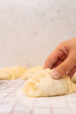 Ev yapımı hamur tatlısı alarak eller.