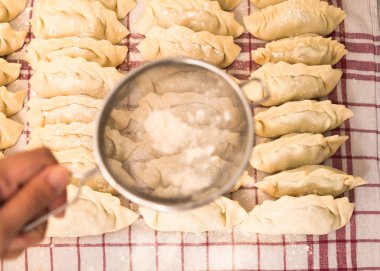 Köfte eklerken bir süzgeç un.