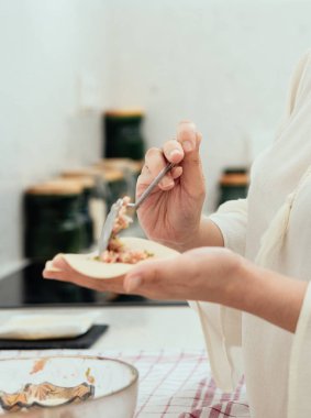 Kadın bir Spon ile bir hamur tatlısı hazırlanıyor