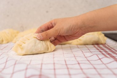 Kadın el el yapımı hamur tatlısı holding.