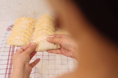 Kadın el yapımı köfte hazırlanması.