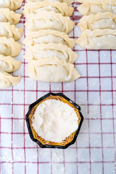 İşareti bir seramik kupa ve el yapımı Dim Sum, parmak