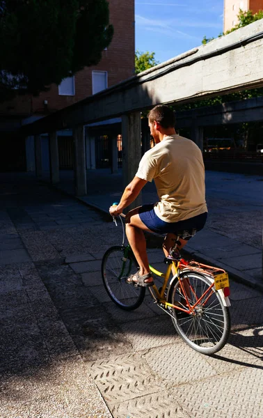 Красавчик катается на винтажном велосипеде — стоковое фото