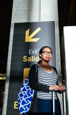 Havaalanında bir gölge bölgede Asyalı kadın