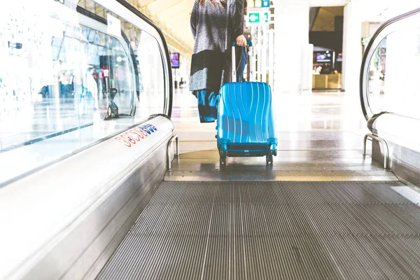 Femme passant d'une passerelle mobile à un étage — Photo