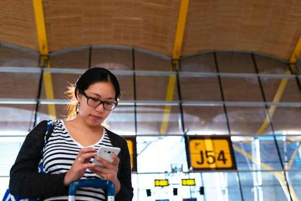 Gros plan d'un test de femmes asiatiques à la porte d'embarquement — Photo