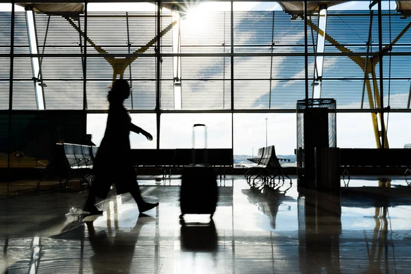 Bir kadın ile onun Bagaj Taşıma gölgesi