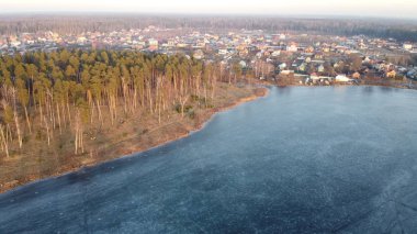 İnsansız hava aracından yumuşak bir kış gölüne hava manzarası