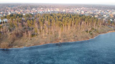 İnsansız hava aracından yumuşak bir kış gölüne hava manzarası