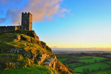 Dartmoor 'da günbatımı Ulusal Park Brentor Kilisesi Devon Birleşik Krallık İngiltere