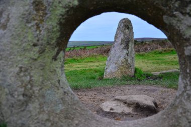İnsanlar Cornwall 'da tarih öncesi anıt taşları taşıyorlar.