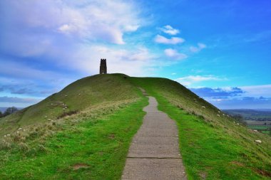 Glastonbury Tor Somerset İngiltere 'de güneşli bir gün