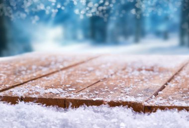 Ahşap masa üstü bir Sunni Noel, kış ve kar kaplı