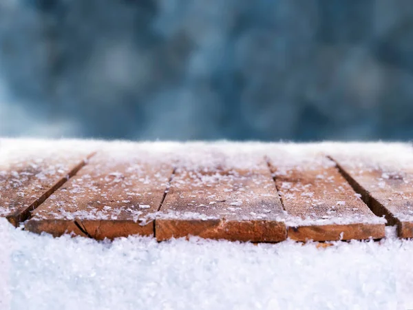 Dřevěný stůl, lavice pokrytá sněhem s vánoční, zimní — Stock fotografie