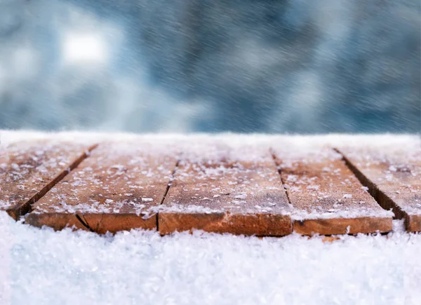 Trä bord, bänk täckt av snö med en Christmass, vintriga en — Stockfoto