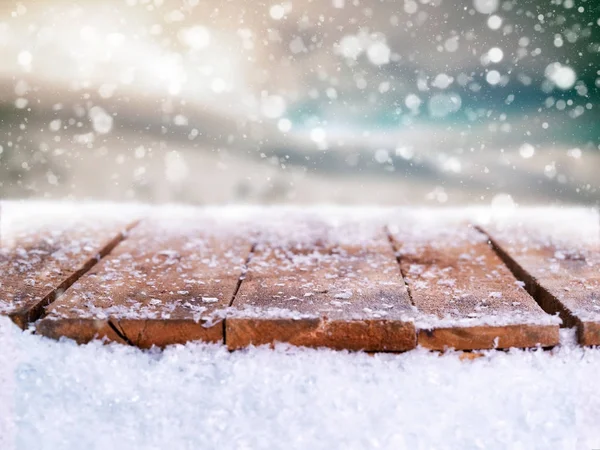 Holztisch, schneebedeckte Bank mit Christmette, winterliche — Stockfoto