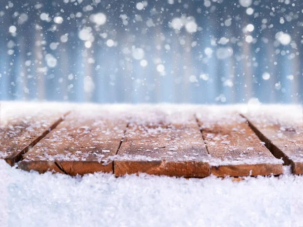 Holztisch, schneebedeckte Bank mit Christmette, winterliche — Stockfoto