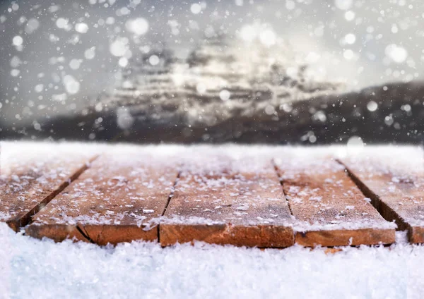 Holztisch, schneebedeckte Bank mit Christmette, winterliche — Stockfoto