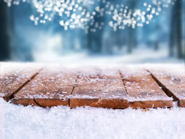 Trä bord, bänk täckt av snö med en Christmass, vintriga en — Stockfoto