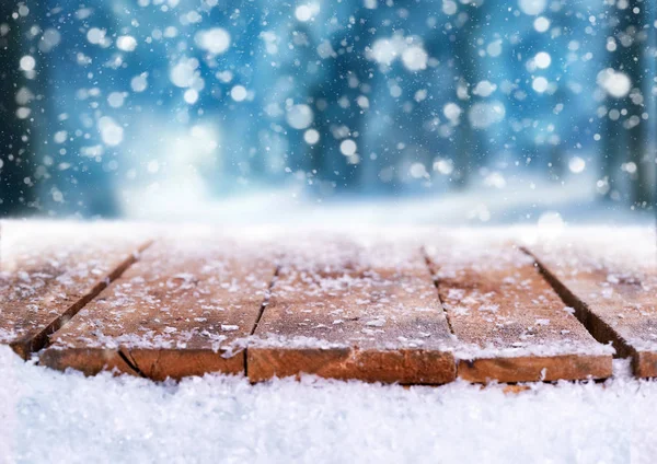 Trä bord, bänk täckt av snö med en Christmass, vintriga en — Stockfoto