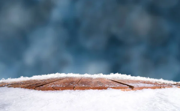 Mesa de madera, banco cubierto de nieve con una navidad, invierno a — Foto de Stock