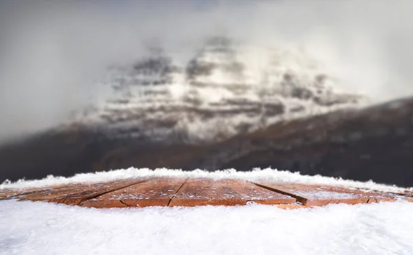 Table en bois, banc recouvert de neige avec une messe de Noël, hivernant un — Photo