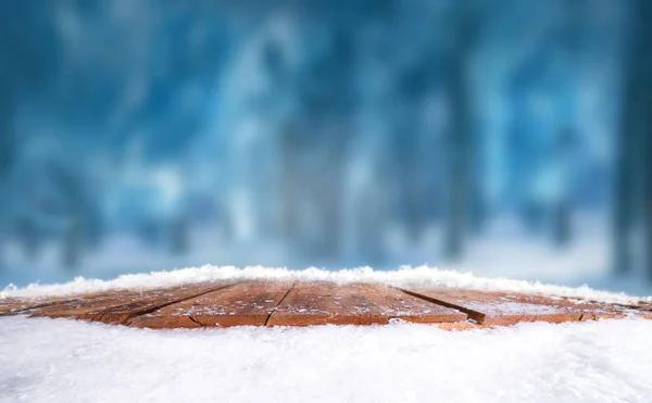 Holztisch, schneebedeckte Bank mit Christmette, winterliche — Stockfoto