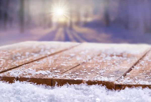 Bordsskiva av trä täckt av snö med en Christmass, vinter och s — Stockfoto