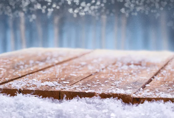 Mesa de madera cubierta de nieve con una navidad, invierno y s — Foto de Stock