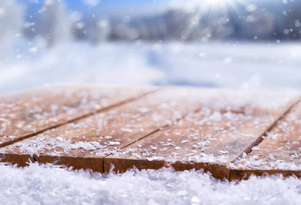 Bordsskiva av trä täckt av snö med en Christmass, vinter och s — Stockfoto