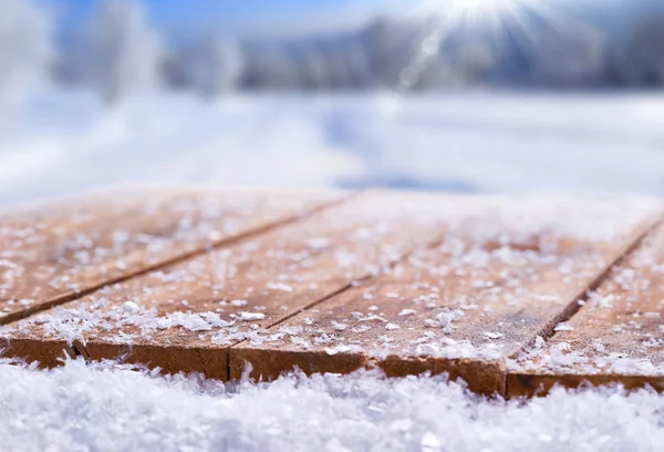 Bordsskiva av trä täckt av snö med en Christmass, vinter och s — Stockfoto