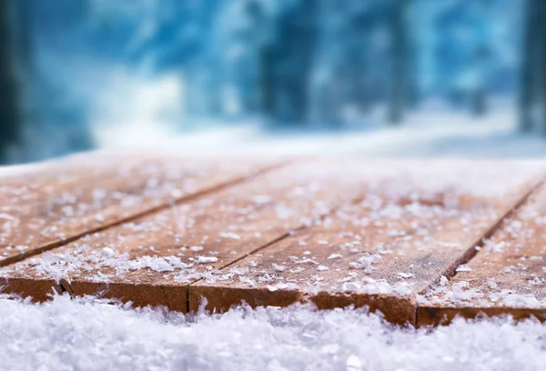 Bordsskiva av trä täckt av snö med en Christmass, vinter och s — Stockfoto