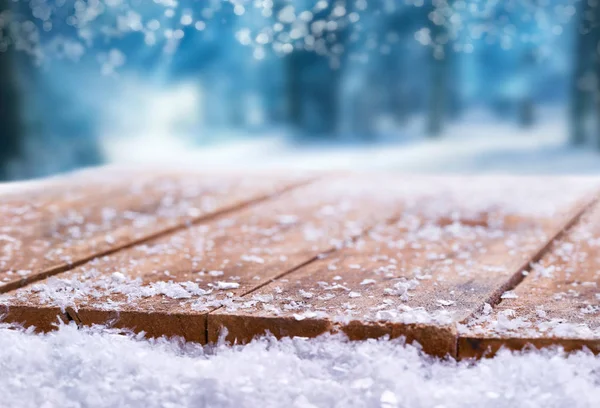 Bordsskiva av trä täckt av snö med en Christmass, vinter och s — Stockfoto