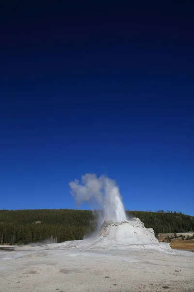 Zamek Gejzer erupcji na tle błękitnego nieba, Yellowstone N — Zdjęcie stockowe