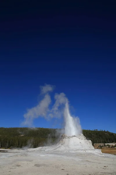 Castle Geyser erupting on background of blue sky , Yellowstone N — Stock fotografie