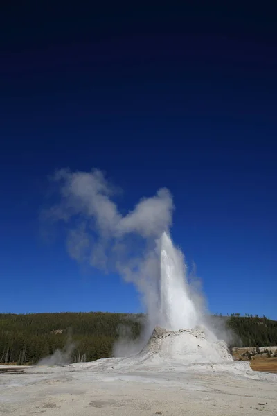 Castle Geyser erupting on background of blue sky , Yellowstone N — 스톡 사진