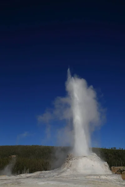Castle Geyser erupting on background of blue sky , Yellowstone N — Stock Photo, Image