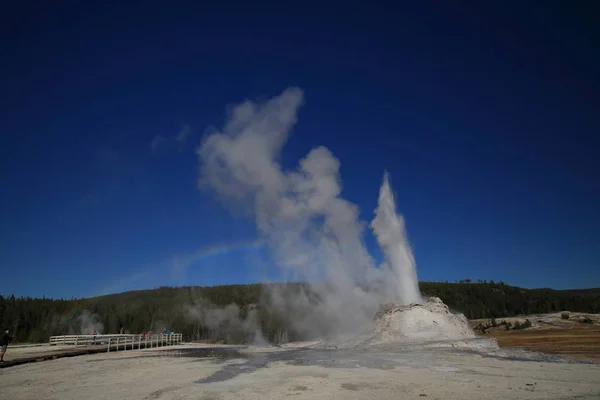 Castle Geyser erupting on background of blue sky , Yellowstone NP,USA — Stock Photo, Image