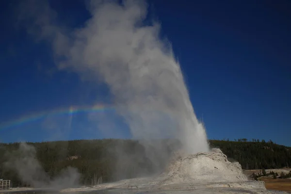 Castle Geyser erupting on background of blue sky , Yellowstone NP,USA — ストック写真