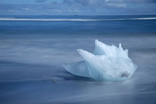 冰岛Jokulsarlon黑色海滩上的冰川碎块 — 图库照片