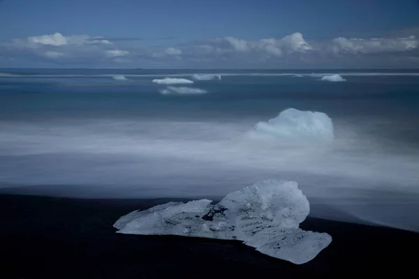 冰岛Jokulsarlon黑色海滩上的冰川碎块 — 图库照片