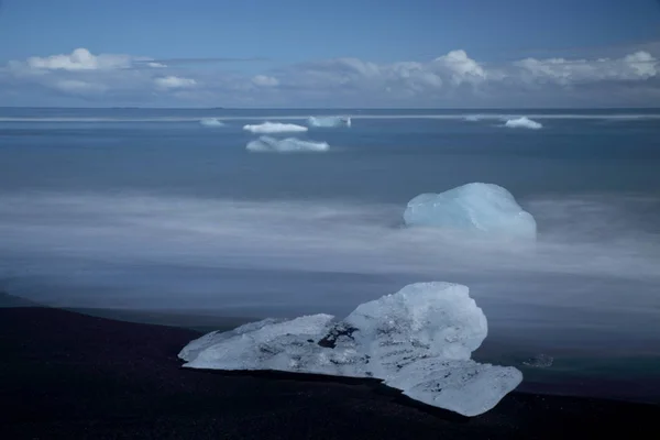 冰岛Jokulsarlon黑色海滩上的冰川碎块 — 图库照片