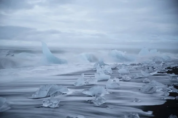 Pezzi Ghiaccio Ghiacciaio Sulla Spiaggia Nera Jokulsarlon Islanda — Foto Stock