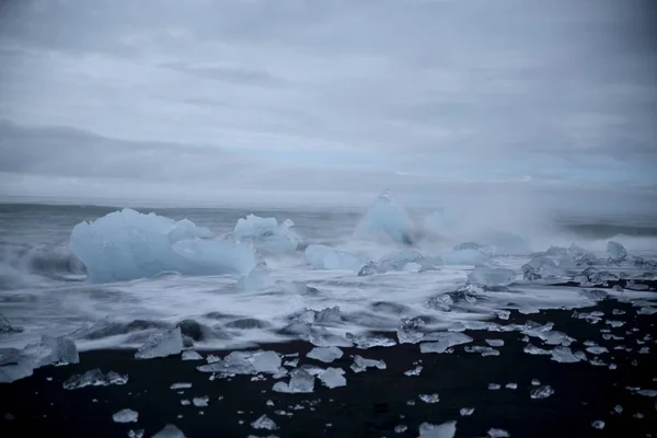 冰岛Jokulsarlon黑色海滩上的冰川碎块 — 图库照片