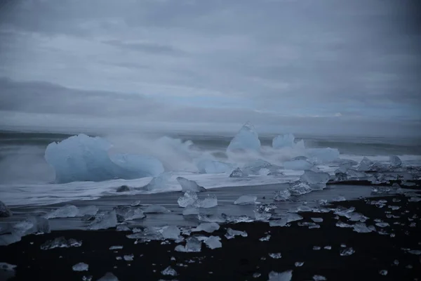 Pezzi Ghiaccio Ghiacciaio Sulla Spiaggia Nera Jokulsarlon Islanda — Foto Stock